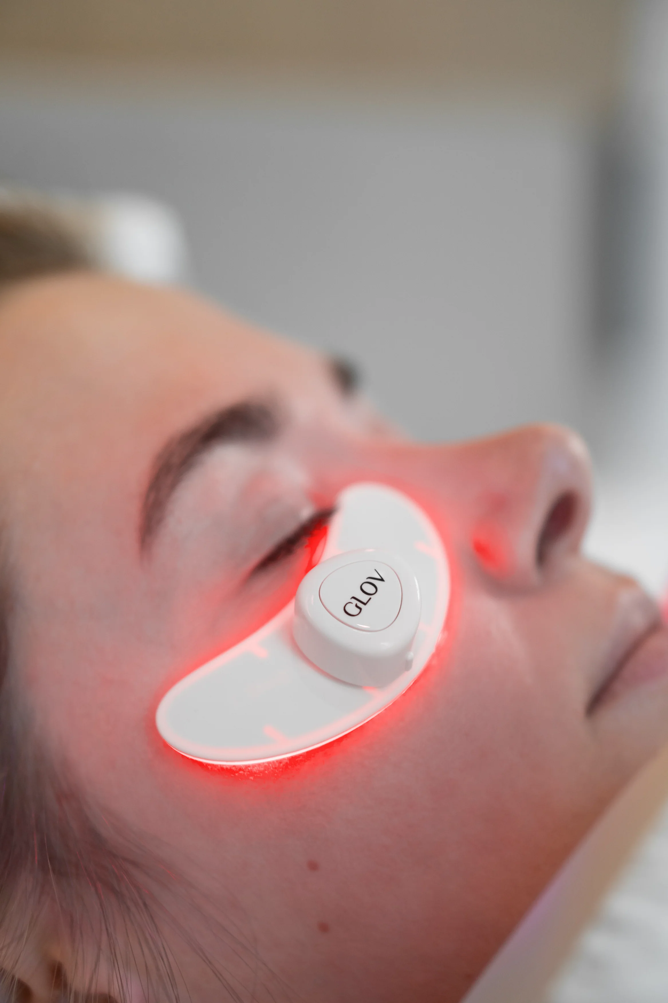 Płatki GLOV LED LUNA EYE z etui ładującym dla rozświetlonej i odświeżonej okolicy oczu - Image 3